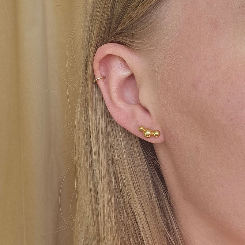 Jane Kønig Atomic Three Ball Stud ørestik i forgyldt sølv – nærbillede af detalje