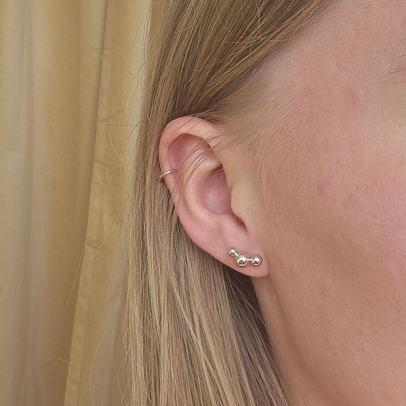 Jane Kønig Atomic Three Ball Stud ørestik i blank sølv – nærbillede af detalje