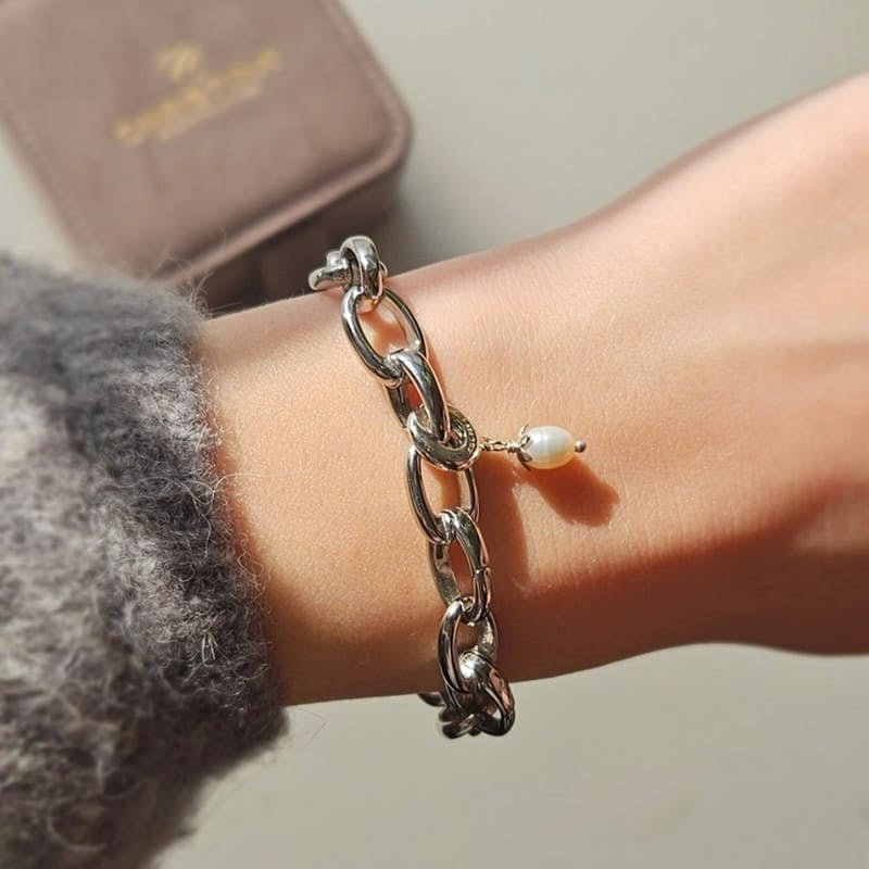 Christina Embrace Link armbånd med charm i stål båret på model