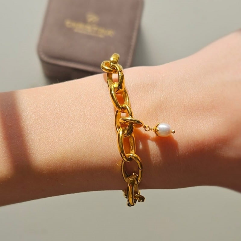 Christina Embrace Link armbånd med charm i forgyldt stål båret på model