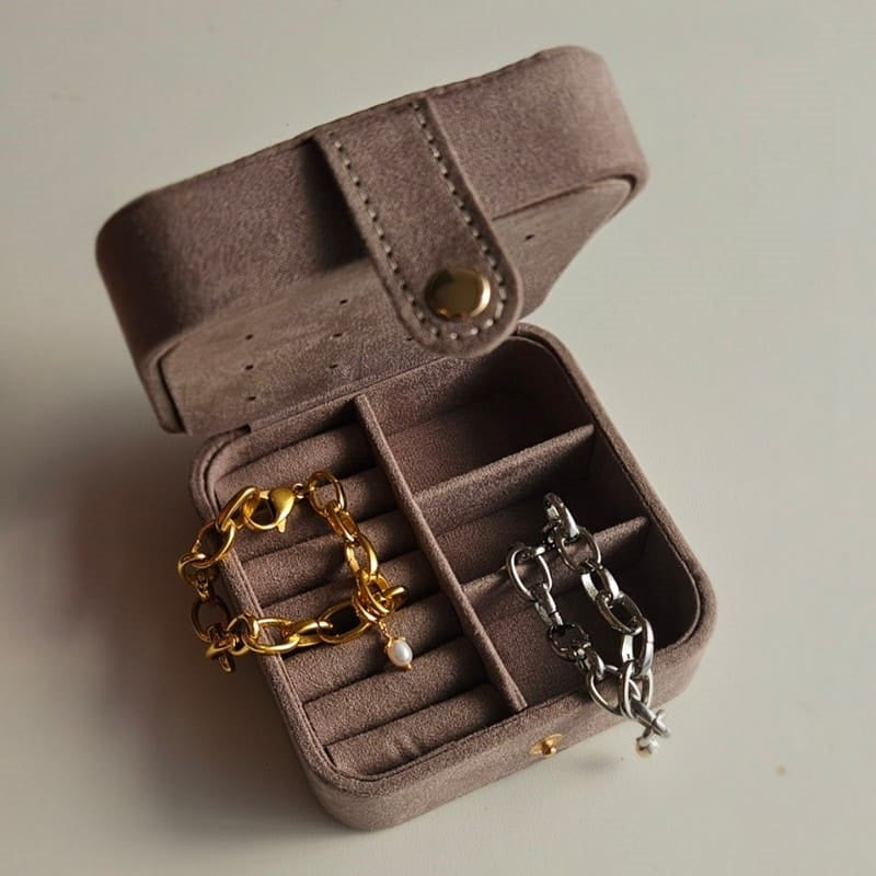 Stemningsbillede af Christina Embrace Link armbånd med charm i stål