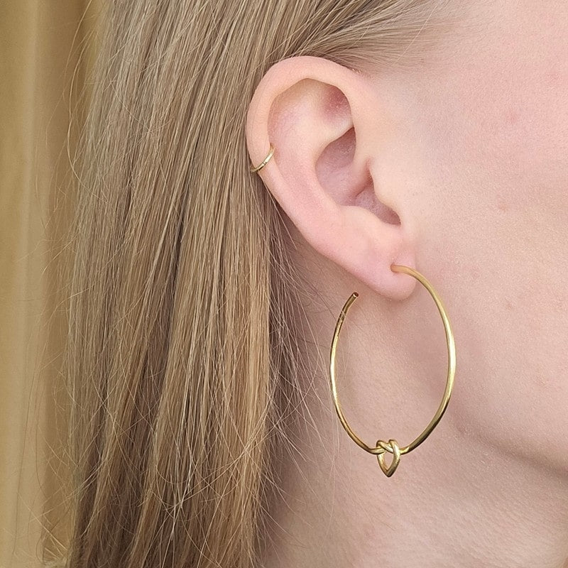 Jane Kønig Big Tied Heart Hoop øreringe i forgyldt sølv – nærbillede af fatning