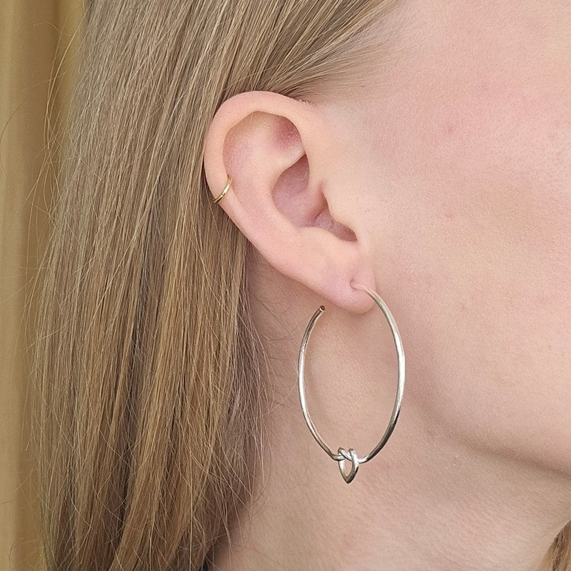 Jane Kønig Big Tied Heart Hoop ørering i sterlingsølv med hjerte – nærbillede af detalje