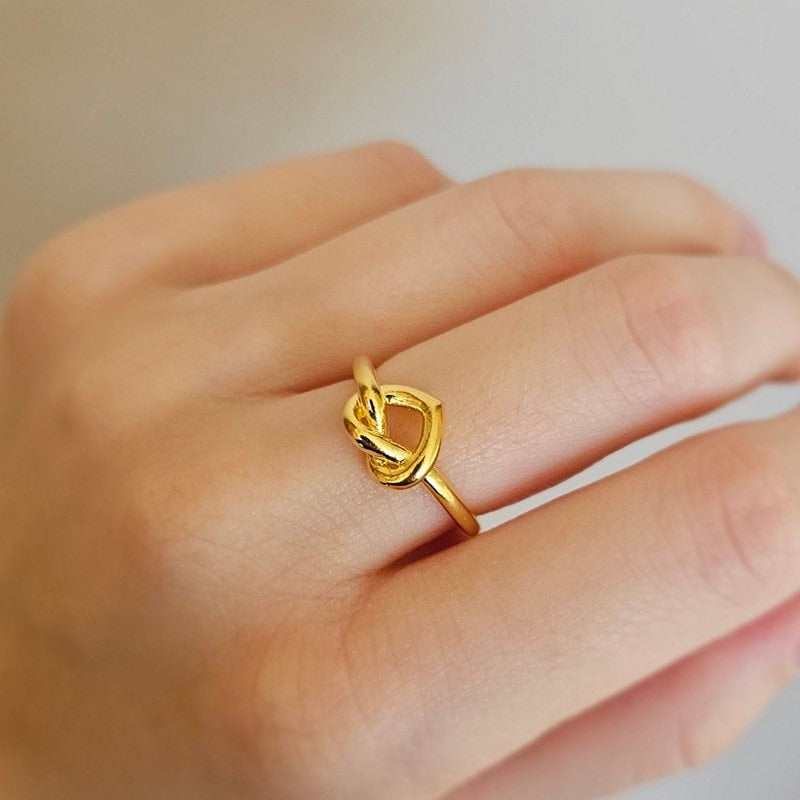 Jane Kønig Tied Heart Ring i forgyldt sølv – set fra siden