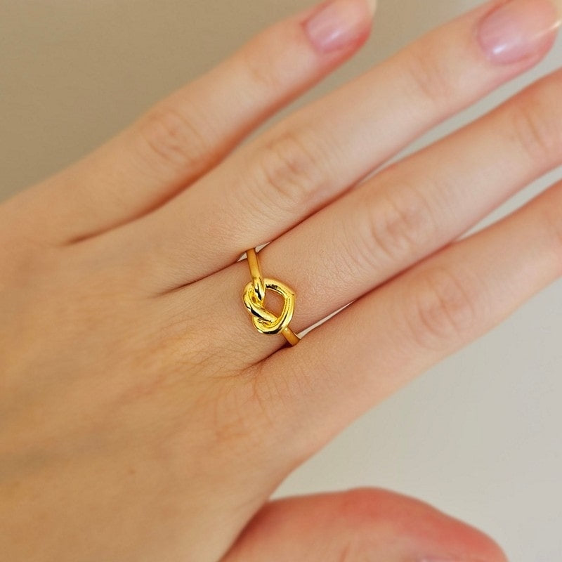 Jane Kønig Tied Heart Ring i forgyldt sølv – nærbillede af fatning