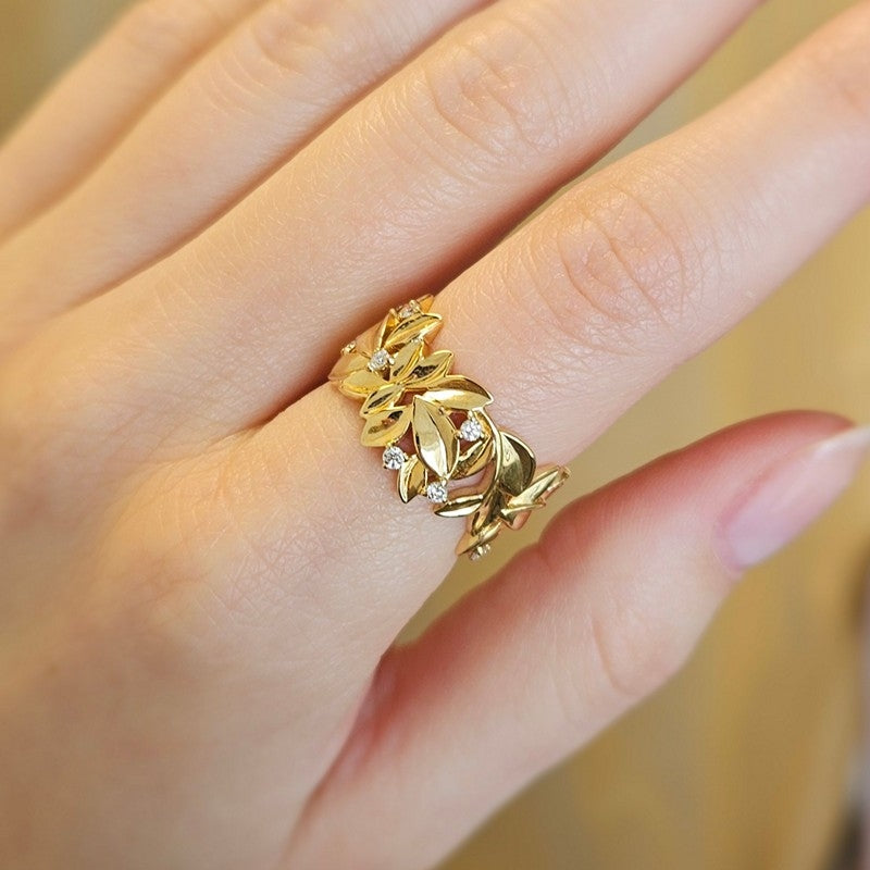 Mads Z Olive Love ring i 14 karat guld med diamanter, set fra oven