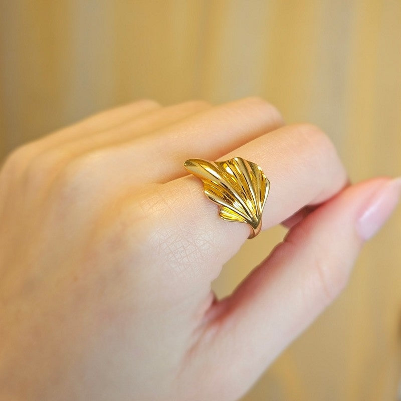 Mads Z Velvet ring i 14 karat guld – set fra siden