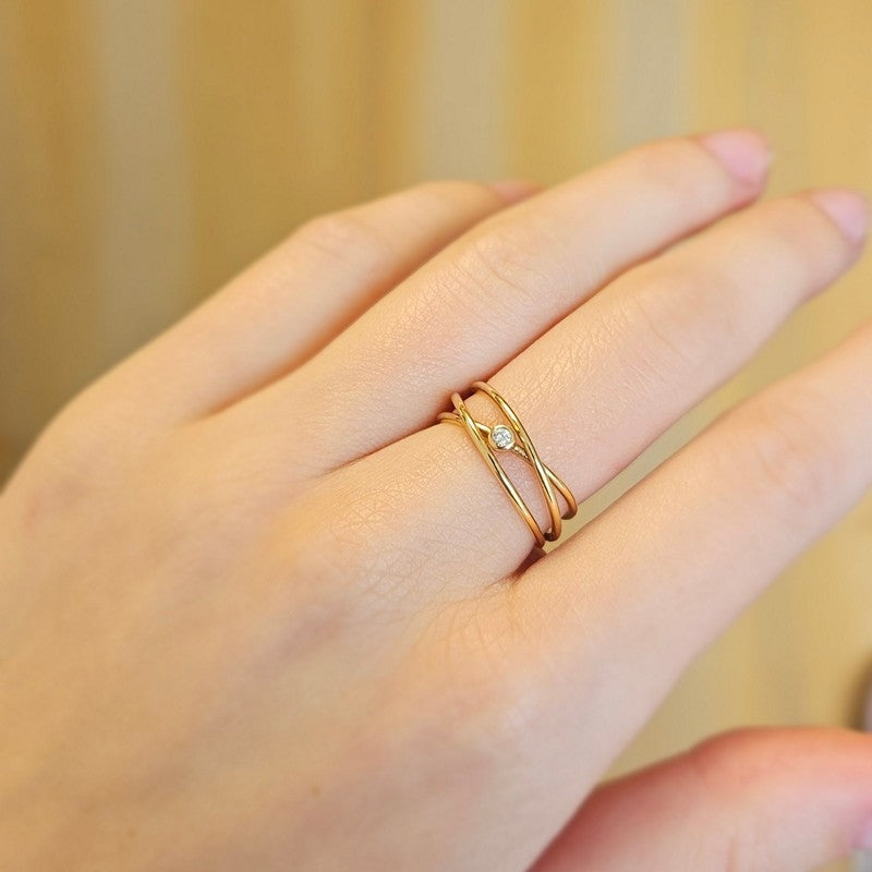 Mads Z Diamond nest ring i 14 karat guld med diamant – nærbillede af fatning