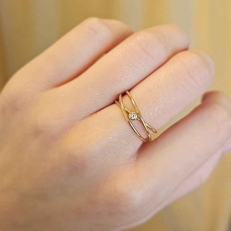 Mads Z Diamond nest ring i 14 karat guld med diamant – nærbillede af fatning