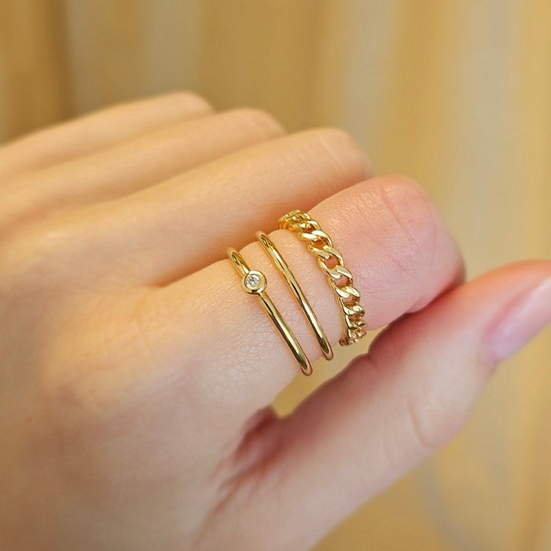 Mads Z Poetry plain ring i 14 karat guld – liggende på flade
