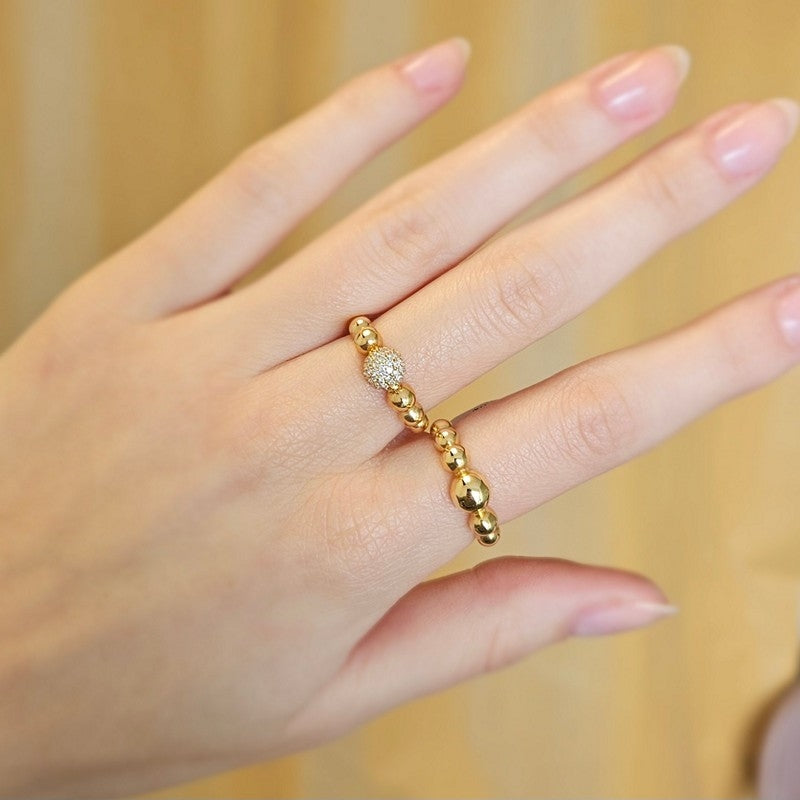 Mads Z Big Diamond Ball ring i 14 kt guld med diamanter – nærbillede af sten