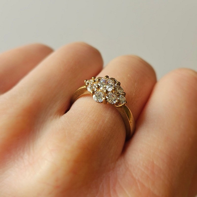 Mads Z Cassiopeia ring i 8 kt guld med zirkonia, set fra siden