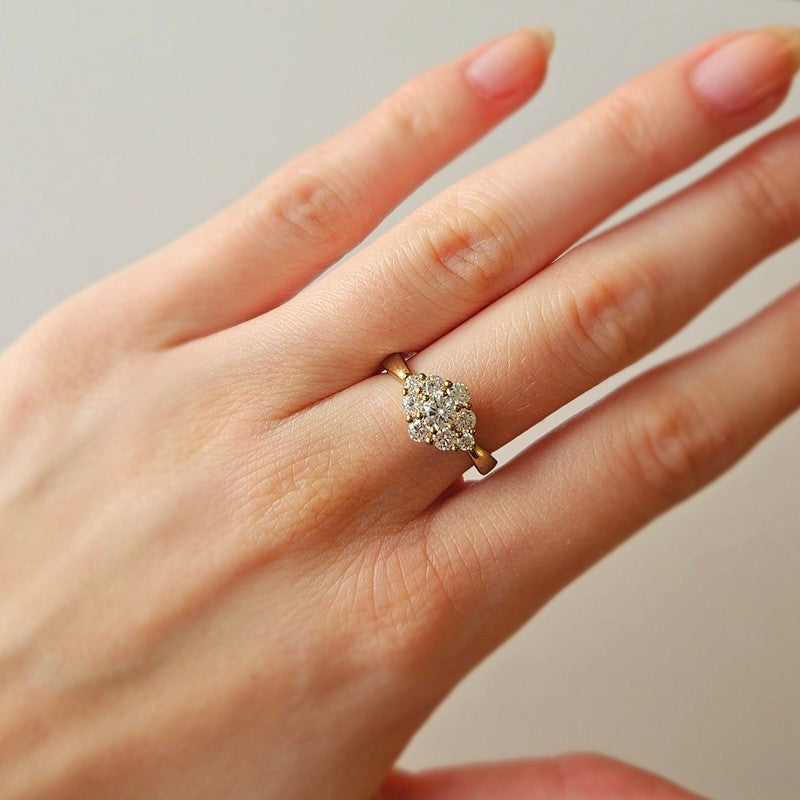 Mads Z Cassiopeia ring i 8 karat guld med zirkonia – nærbillede af sten