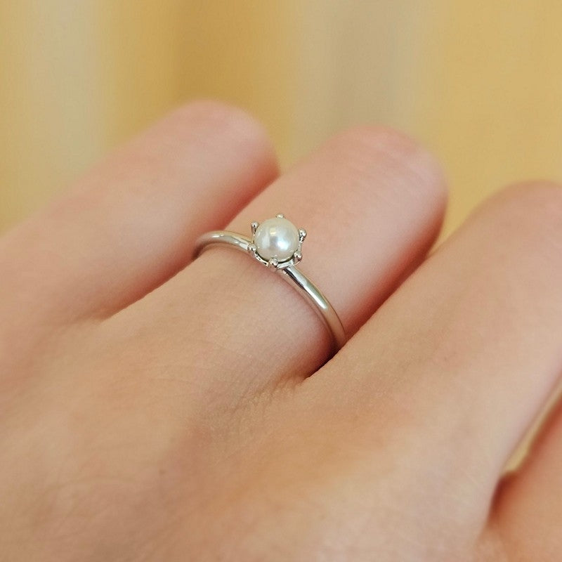 Mads Z Poetry Solitaire ring i sterlingsølv med ferskvandsperle – nærbillede af fatning