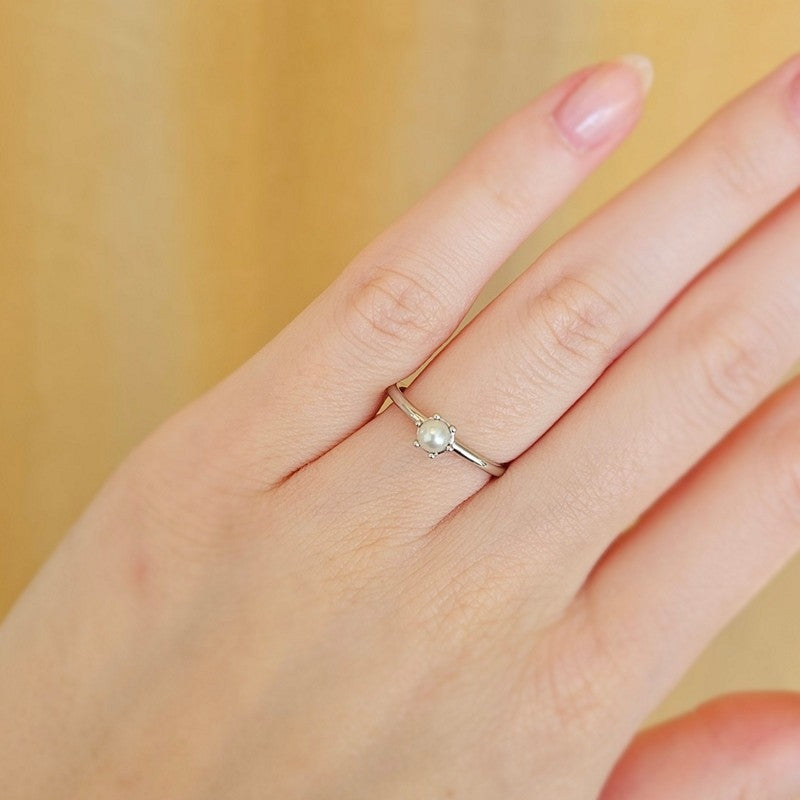 Mads Z Poetry Solitaire ring i sterlingsølv med ferskvandsperle – nærbillede af fatning