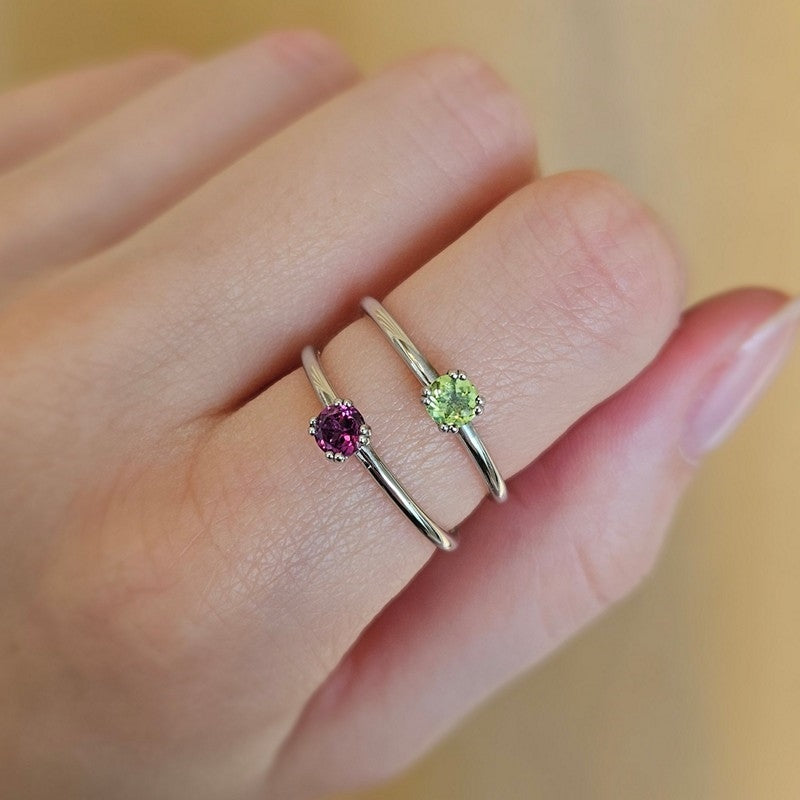 Mads Z Poetry Solitaire sølvring med grøn peridot, liggende på flade