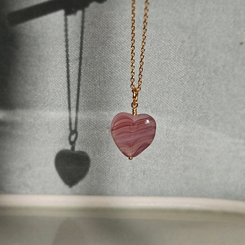 Pico Copenhagen French Grande Heart vedhæng i lilla glas og messing – nærbillede af sten