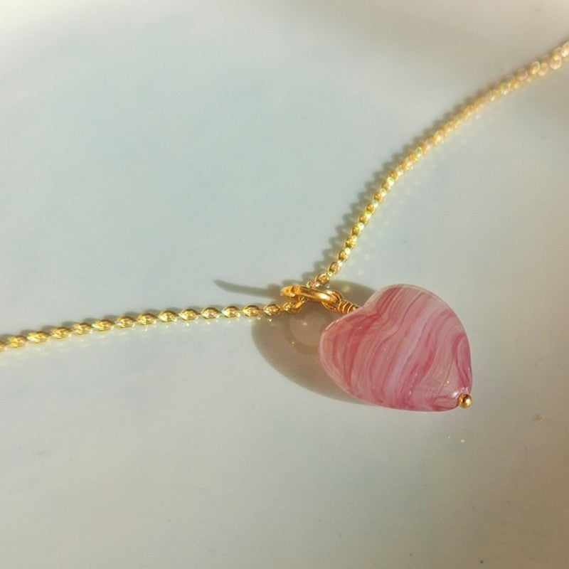 Pico Copenhagen French Grande Heart vedhæng i messing med lilla glashjerter, set fra siden