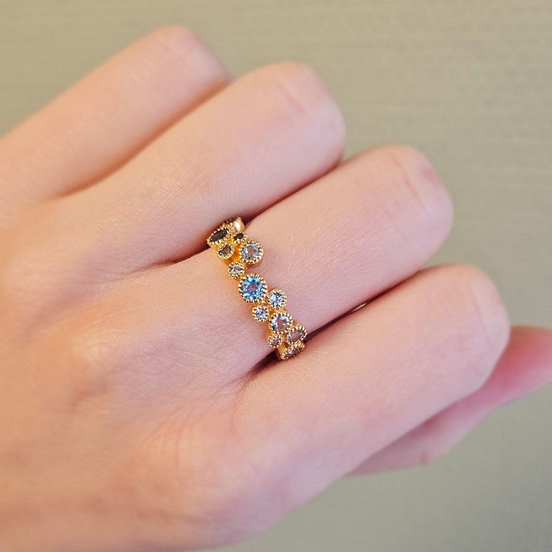 Mads Z Luxury Rainbow ring i 14 karat guld med safir og topas – nærbillede af sten
