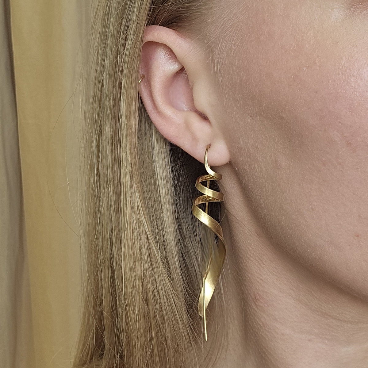 Jane Kønig Ringlet ørering i forgyldt sølv – set fra siden