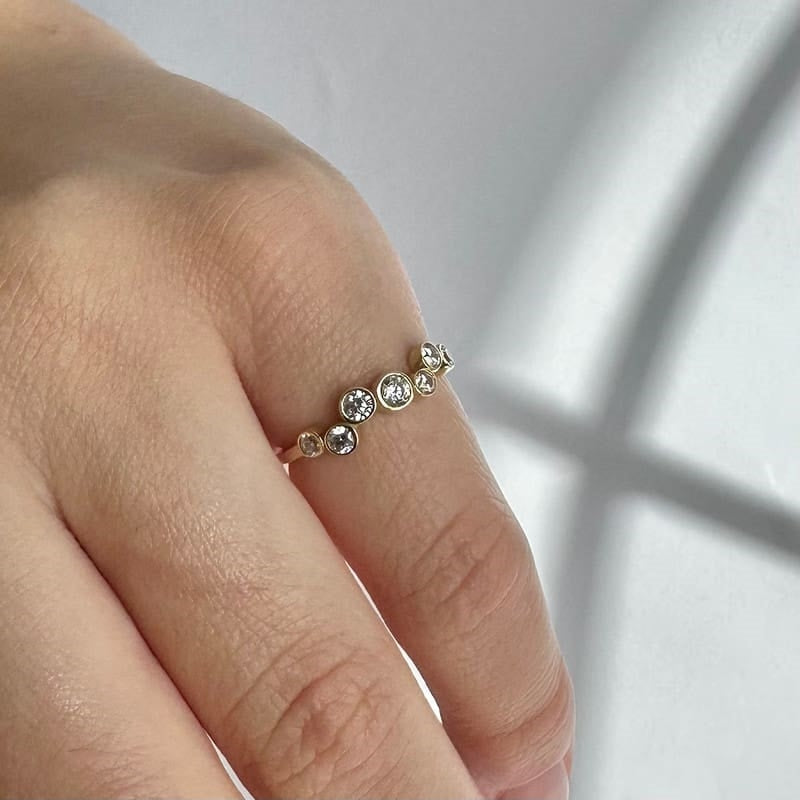 Siersbøl ring i 8 karat guld med klare zirkoner i rørfatninger – set fra siden