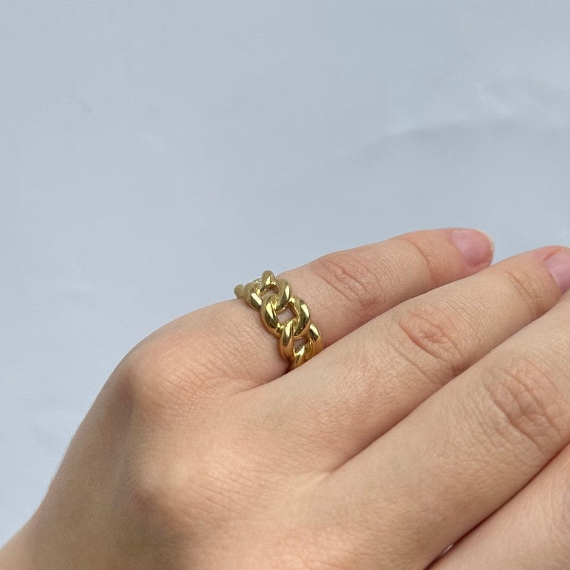 Siersbøl ring i 8 karat guld med panserkæde-design, set fra siden