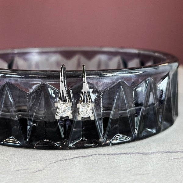 Kleopatra diamantøreringe i 14 karat hvidguld med brillantslebne diamanter – nærbillede af sten