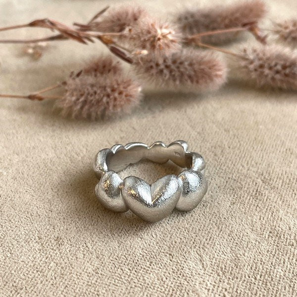Siersbøl Shape hjerte ring i rhodineret sølv – set fra siden