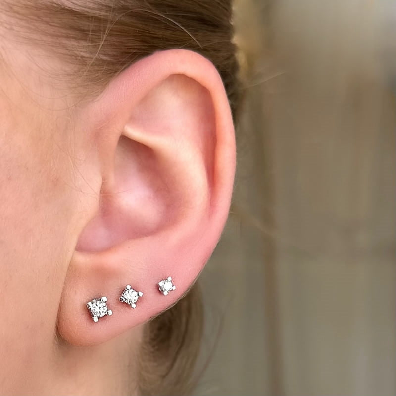Scrouples Kleopatra ørestikker i 14 kt. hvidguld med brillantslebne diamanter – set fra siden