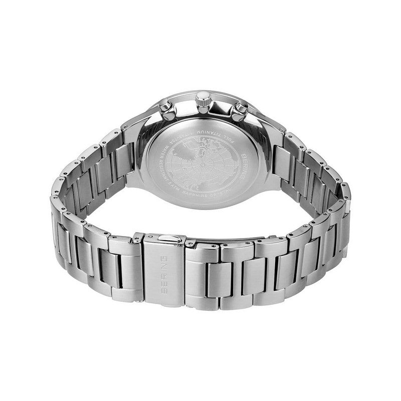 BERING Titan Chrono herreur i børstet titanium med hvid urskive – nærbillede af detalje