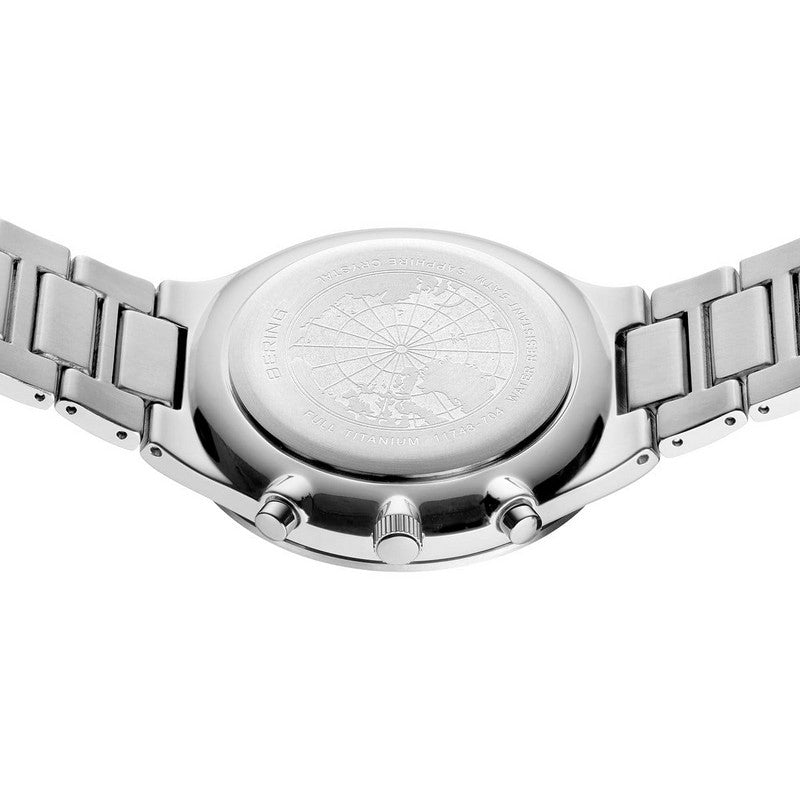 BERING Titan Chrono herreur i børstet titanium – nærbillede af hvid urskive på 43 mm