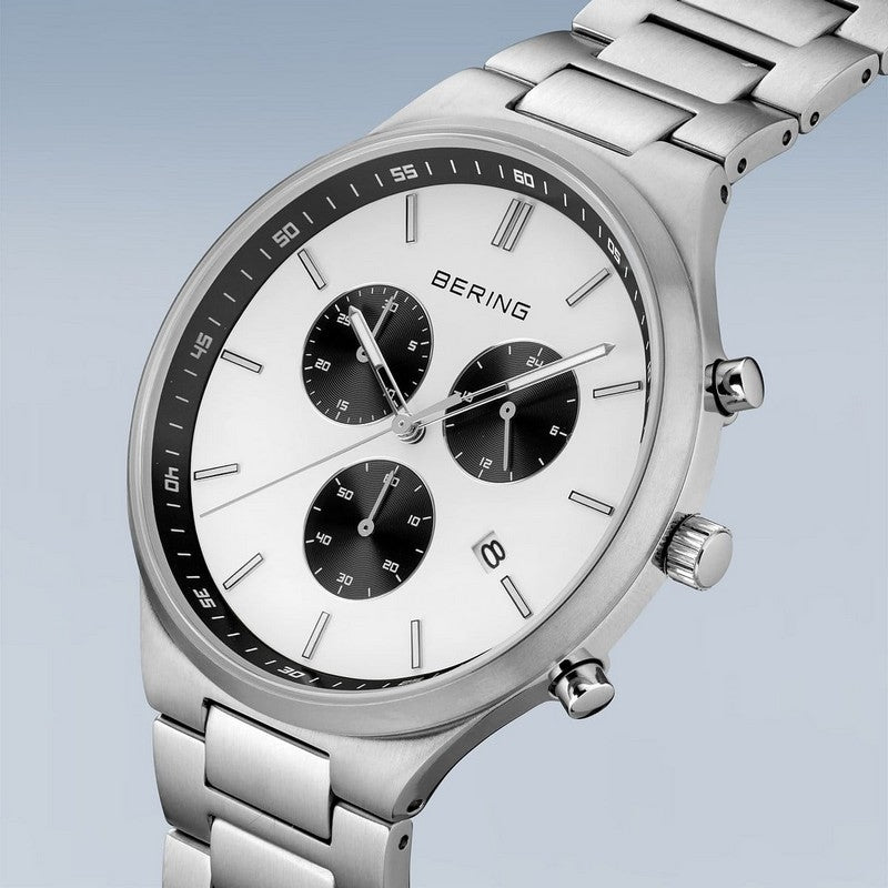 BERING Titan Chrono herreur i børstet titanium med hvid urskive – nærbillede af fatning