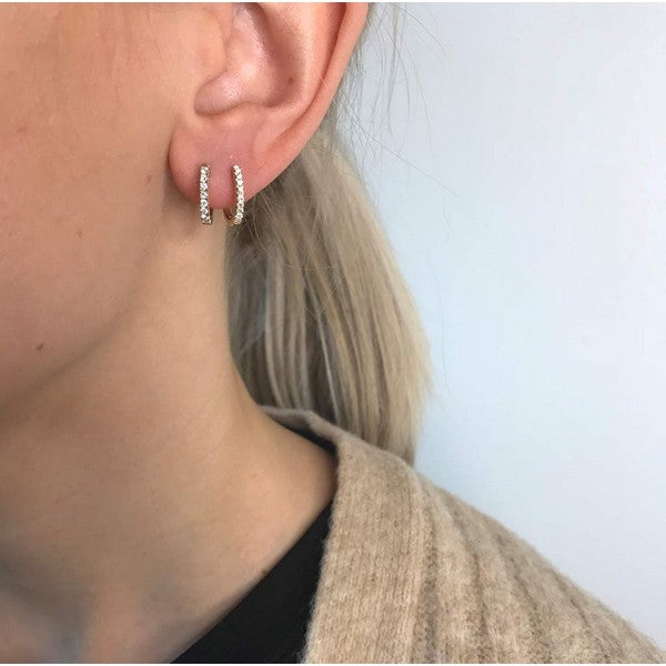 Scrouples Dazzling creoler i 14 karat guld med diamanter – set fra siden