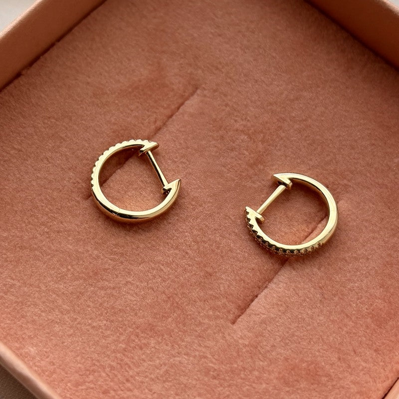 Scrouples Dazzling creoler i 14 karat guld med diamanter – nærbillede af fatning