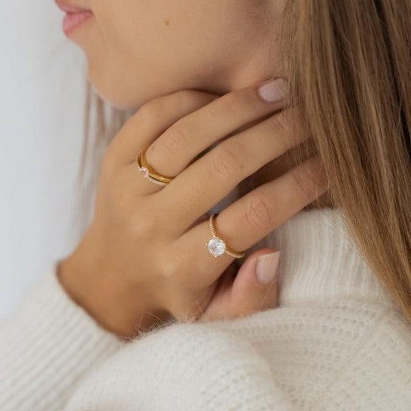 JoanliNor HEGENOR ring i forgyldt sølv med zirkonia – nærbillede af sten