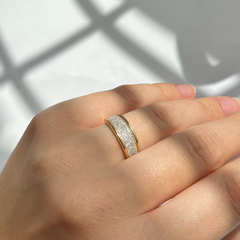 Aagaard diamantring i 14 karat guld med 119 brillanter – set fra siden