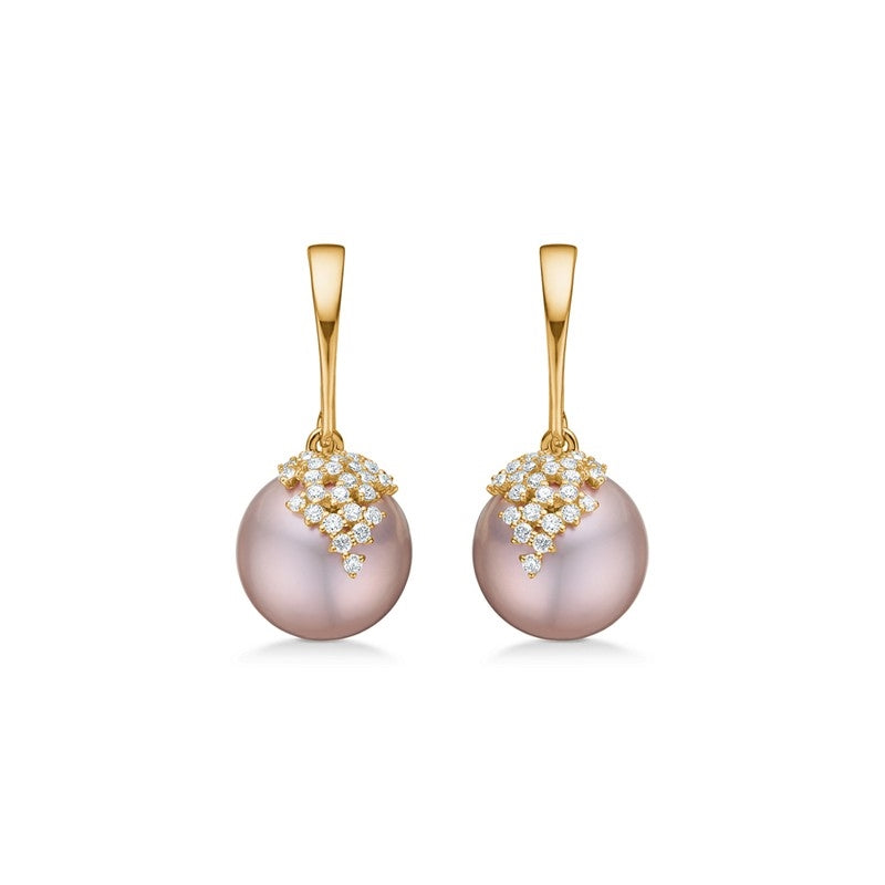 Mads Z Chloé perleøreringe i 14 kt guld med rosa kulturperle og 0,39 ct diamanter