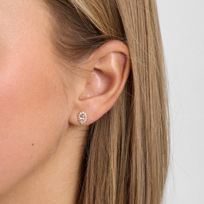 Mads Z Pastello Elegante øreringe i 14 kt guld med morganit og 0,25 ct brillanter båret på model