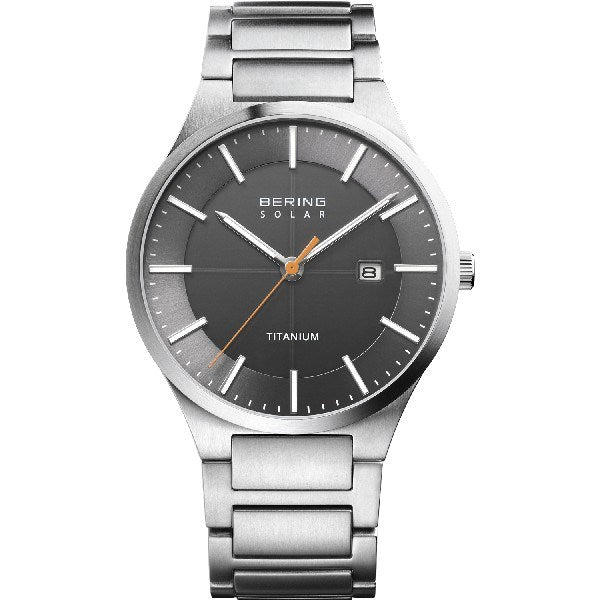 BERING Solar herreur i børstet sølv med sort skive og titanium rem, Ø 39 mm