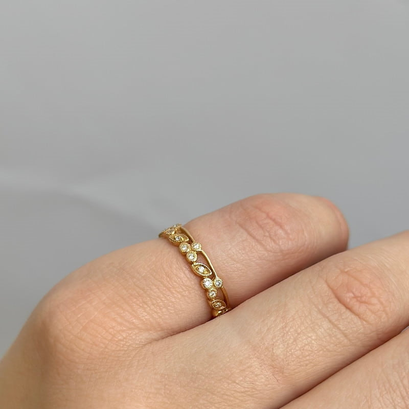 Mads Z guldring i 14 kt guld med 0,16 ct brillanter båret på model