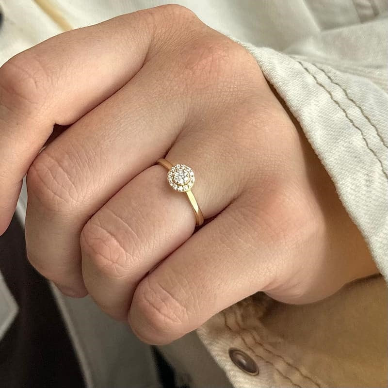 Mads Z Eleanor Petite ring i 14 kt guld med diamanter, set fra siden