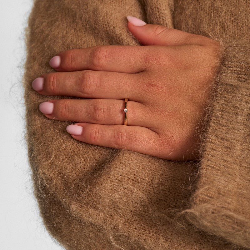 Mads Z CROWN solitaire ring i 14 kt guld med brillant båret på model