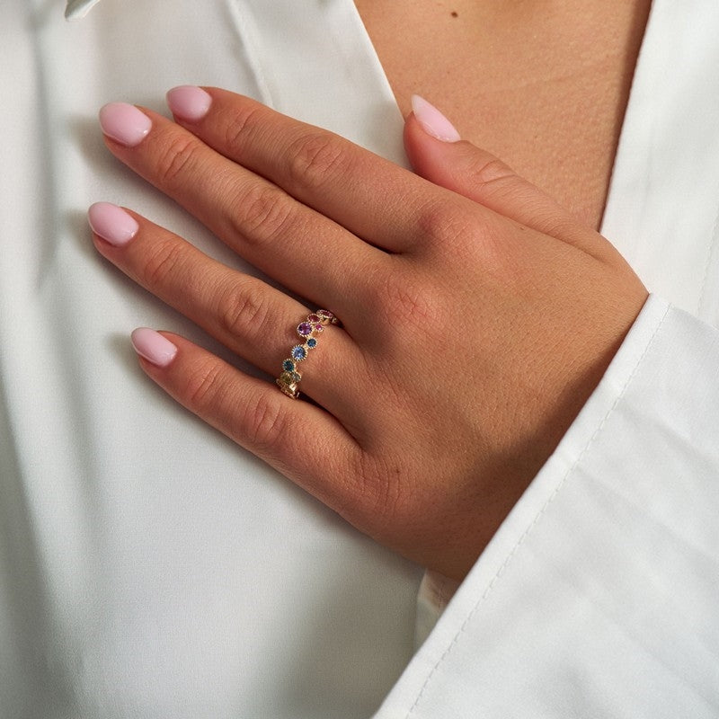 Mads Z Luxury Rainbow ring i 14 karat guld med farverige ædelstene – set fra siden