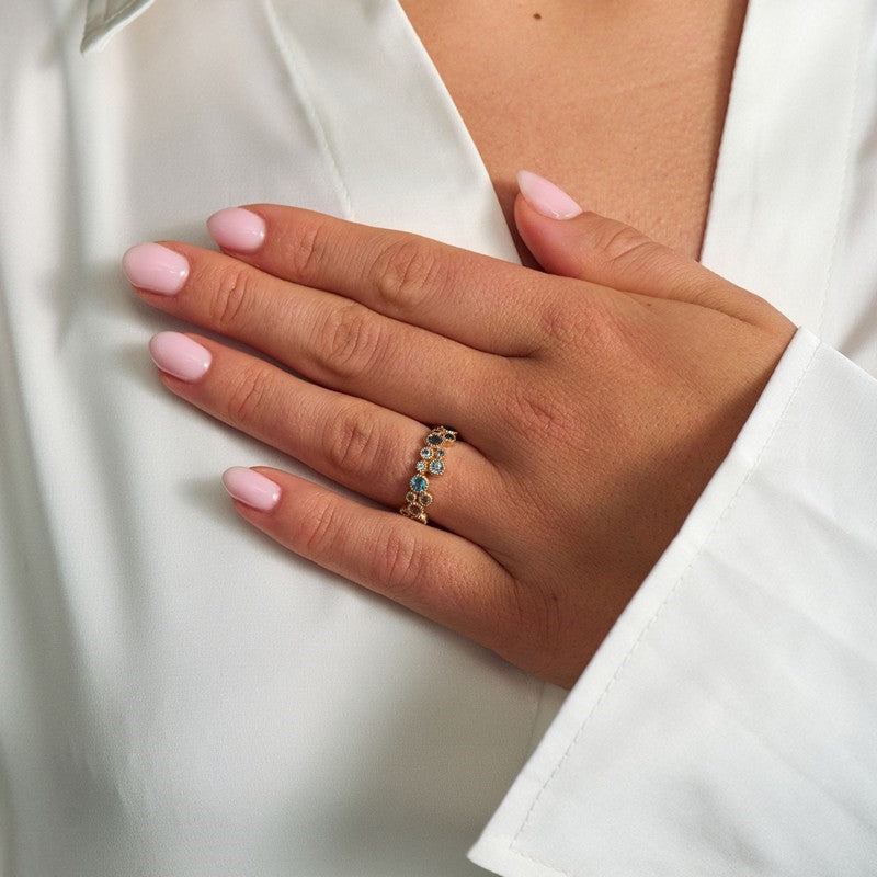 Mads Z Luxury Rainbow ring i 14 karat guld med safir og topas – set fra siden