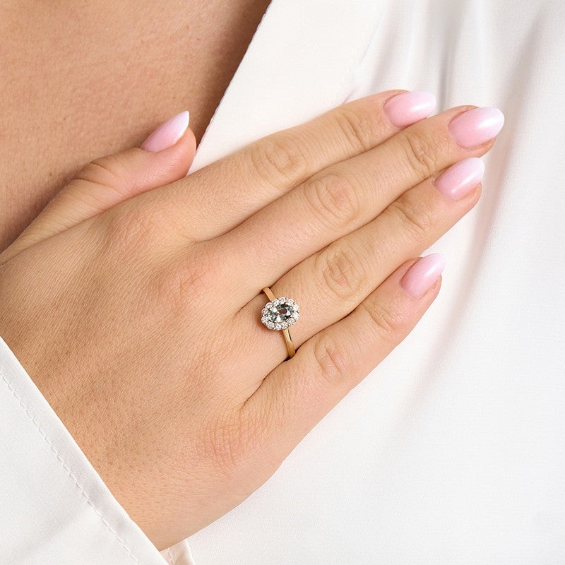 Mads Z Pastello Elegante ring i 14 kt guld med grøn safir og 0,25 ct W/SI diamanter båret på model