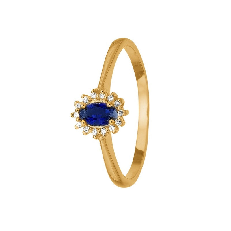 Aagaard ring i 8 karat guld med blå safir omgivet af hvide zirkonia
