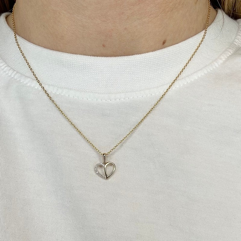 Siersbøl hjertevedhæng i 14 kt. guld med diamanter – nærbillede af sten