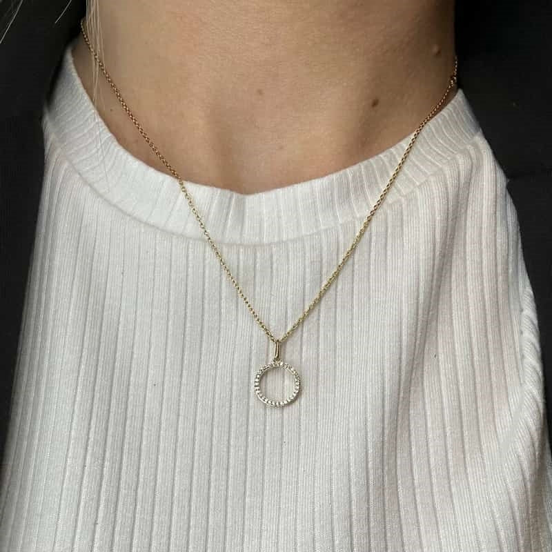 Siersbøl cirkelvedhæng i 14 kt. guld med diamanter på 0,10 ct – set fra siden