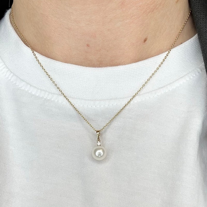 Siersbøl vedhæng i 14 kt. guld med ferskvandsperle og diamant – nærbillede af sten