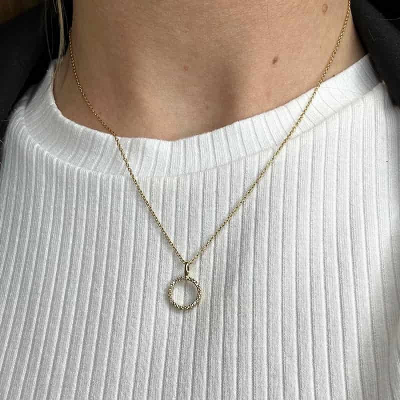 Siersbøl cirkel vedhæng i 14 kt. guld med diamant – set fra siden